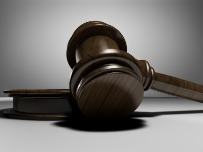抖音提取合规编辑苏未迟在资料架前核对版权投诉邮件记录，手中拿着标注处理时效的纸质清单，室内光线安静克制