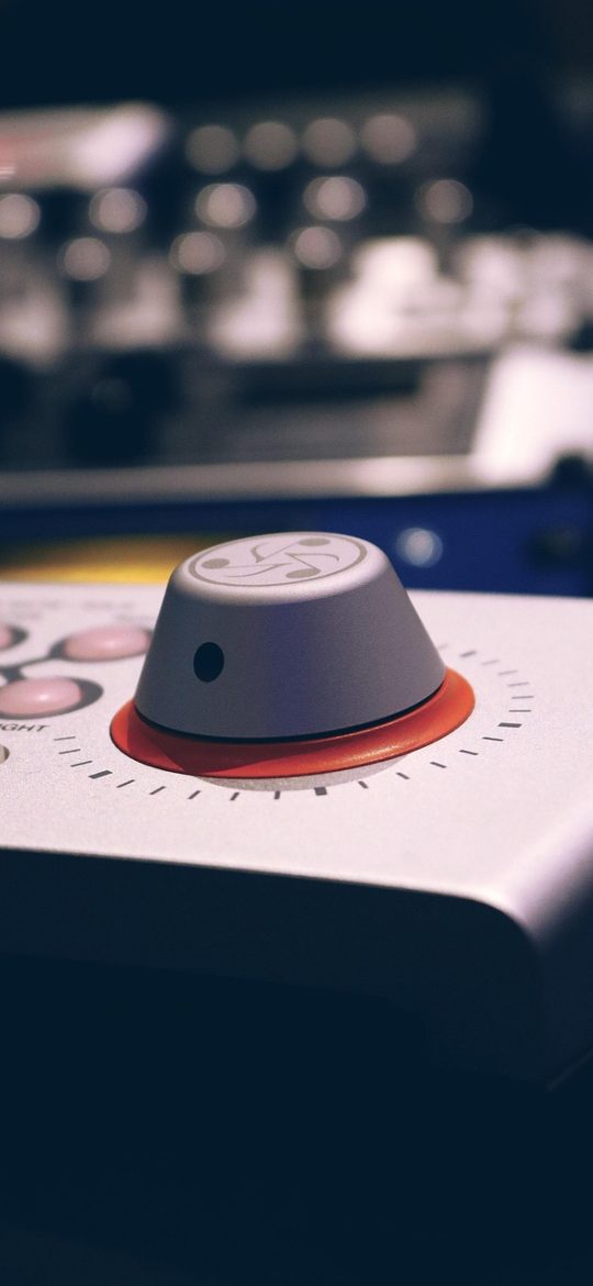 抖音提取 App 解析结果界面，展示视频预览、音频与文案三个可保存选项及文件体积信息